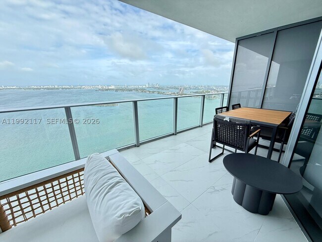 Foto del edificio - 700 NE 24th St
