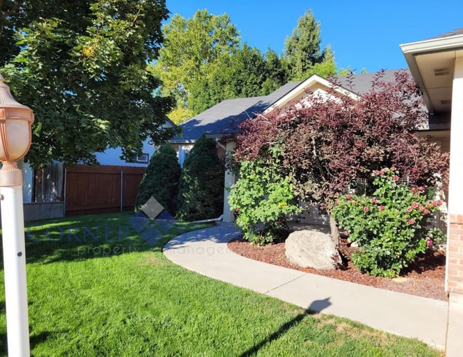 Building Photo - Beautiful Home with Bonus Room!