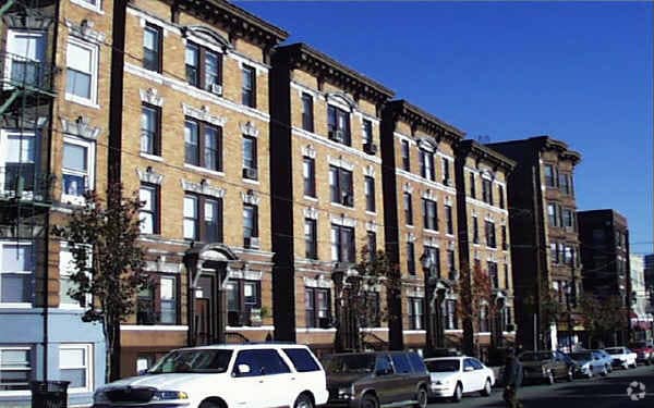 Building Photo - 304 60th St