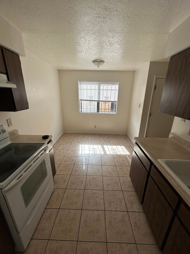 Comedor - 1038 Texas St NE