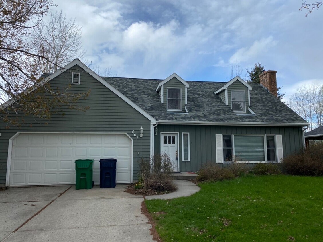 Primary Photo - 5 bedroom 3.5 bath home near Morning Star