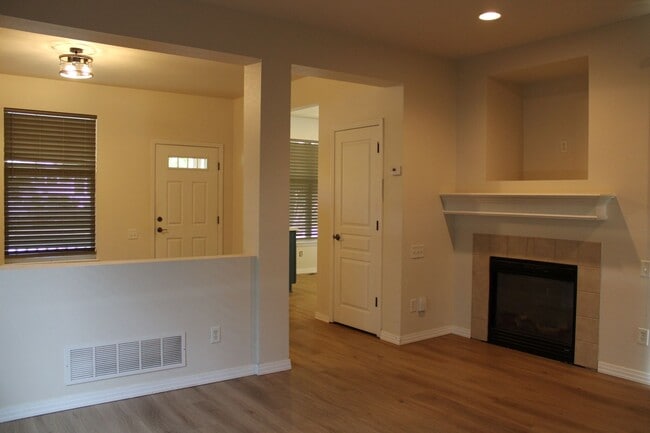 Foto del edificio - Spacious 2BR Home | Updated Finishes, Pool Access, 2-Car Garage