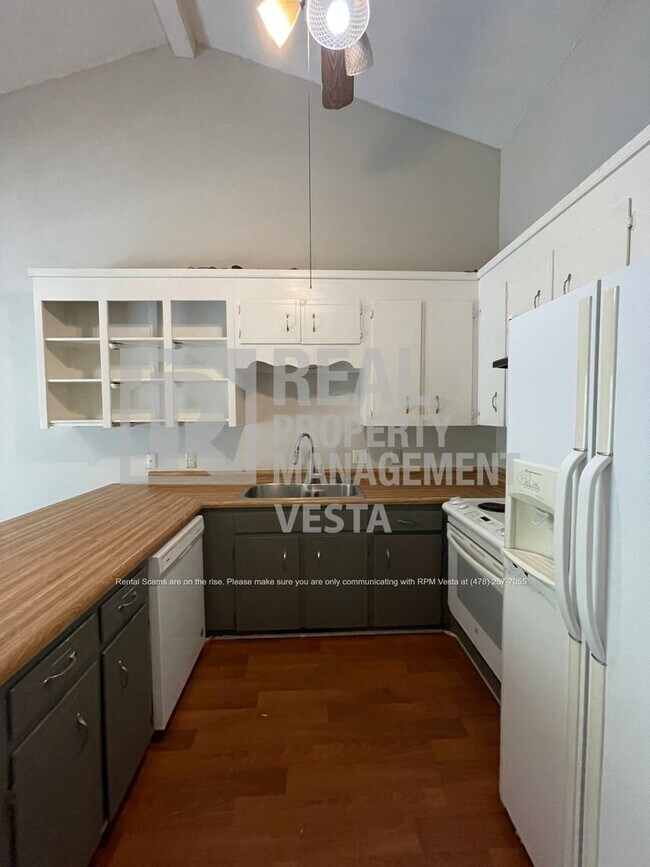 Building Photo - Three Bedroom Home in  Lake Wildwood