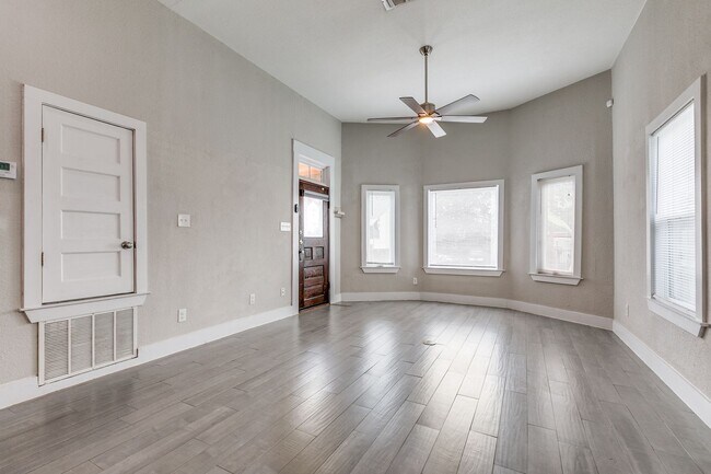 Foto del edificio - CHARMING DENVER HEIGHTS 3-BEDROOM