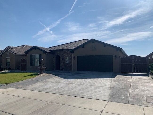 Building Photo - Modern 4-Bedroom Home with Solar, Dual Mas...