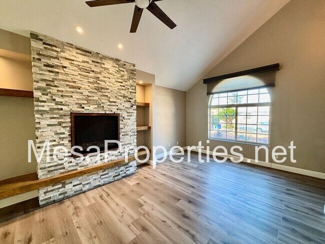 Building Photo - 13871 Oakmont Dr