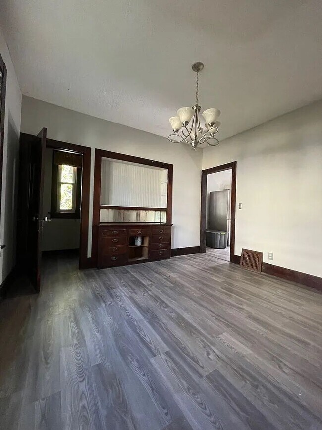 Foto del edificio - Spacious 6-Bedroom Rental Near Campus & Do...