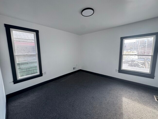 Building Photo - 214 E 16th Ave