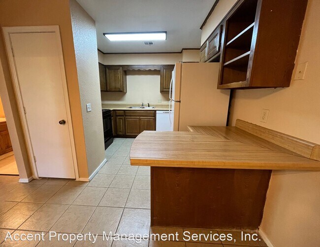 Building Photo - 3 br, 2 bath House - 1402 West Lansing Street