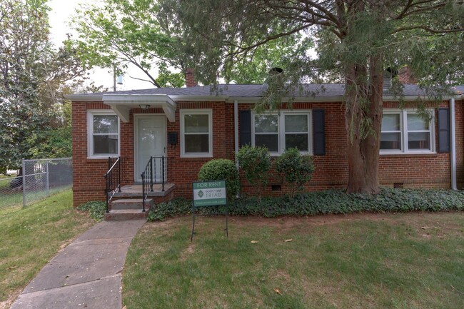 Foto del edificio - Charming Irving Park Duplex updated 2 bedr...