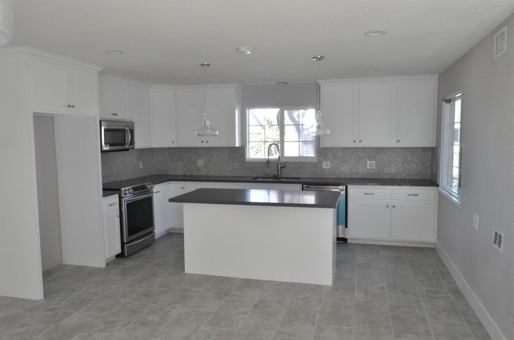 Primary Photo - 2360 Glen Ellen Cir