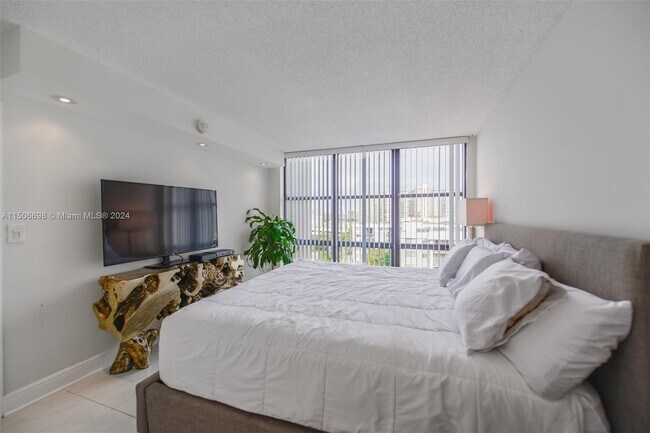Foto del edificio - 17021 N Bay Rd