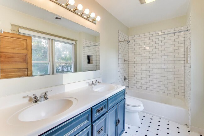 Foto del edificio - Spectacular 3Bedroom & LL Den + 3.5ba SF H...