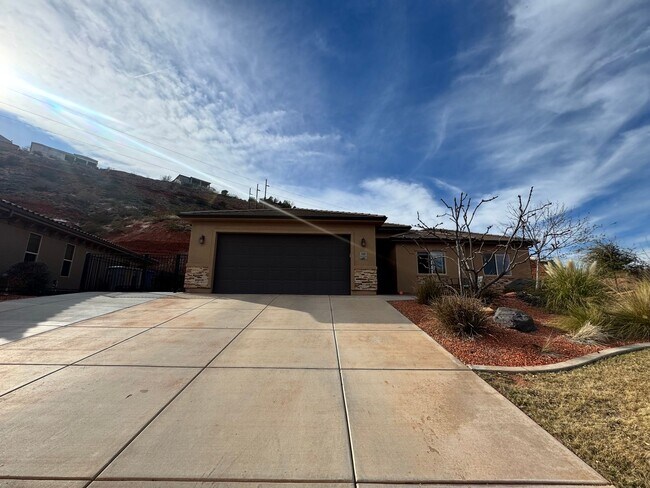 Building Photo - Short Term Fully Furnished Rental! Available May 1st - October 31st!