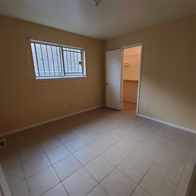 Building Photo - 5550 Anderson Oaks St