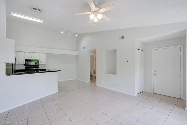 Building Photo - 9999 Summerbreeze Dr