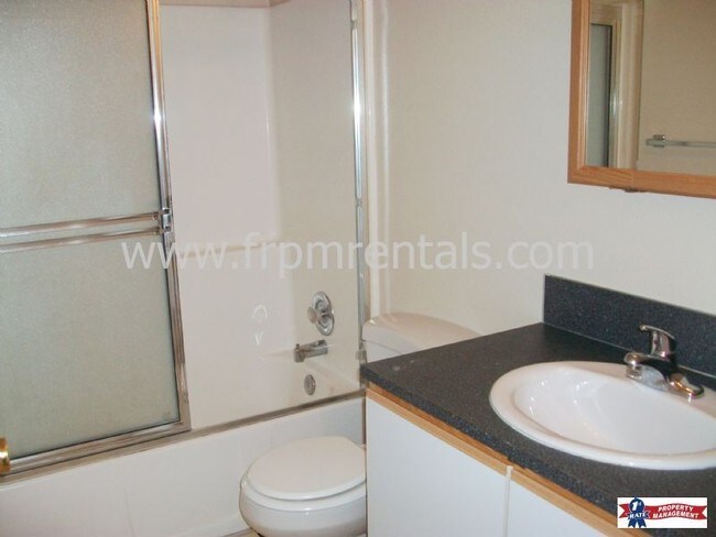 Foto del edificio - SPACIOUS 2 Bed 1.75 Bath- W/D Included