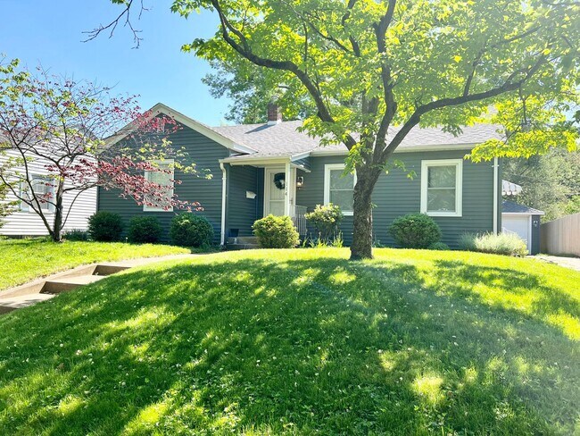Foto del edificio - East Side 2 Bedroom, 1  Bath Beauty with Fenced Backyard & Hardwood Floors