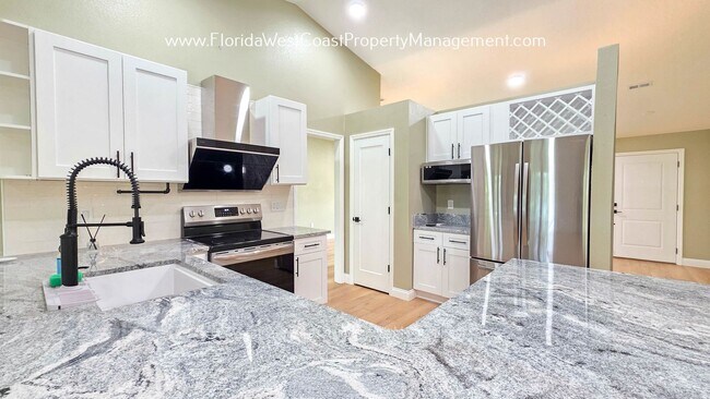 Building Photo - IMPRESSIVE 3 BEDROOM/2 BATH SARASOTA HOME! SUPER LOCATION! PET FRIENDLY!
