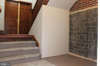Building Photo - 415 W Broad St