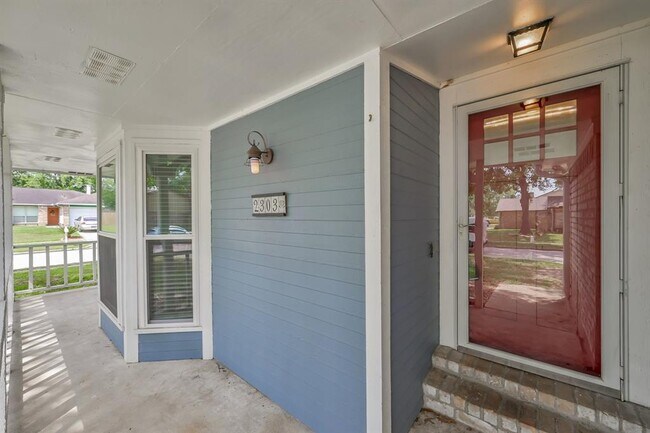 Building Photo - 2303 Whitelake Dr