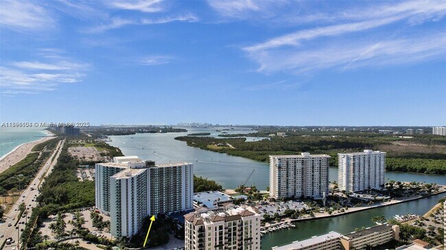 Foto del edificio - 100 Bayview Dr
