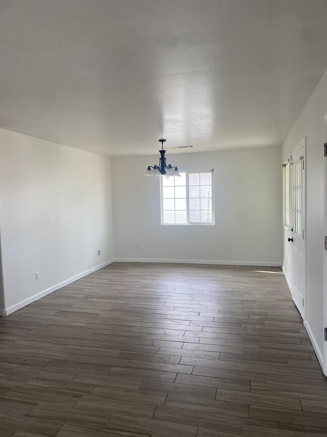 Foto del edificio - 9136 Jacaranda Ave