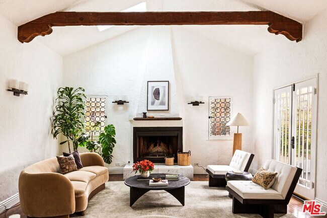 Foto del edificio - 2251 N Cahuenga Blvd