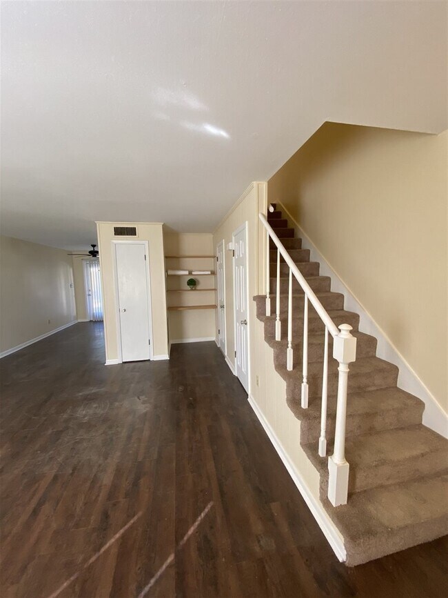 Building Photo - 828 Ingleside Ave
