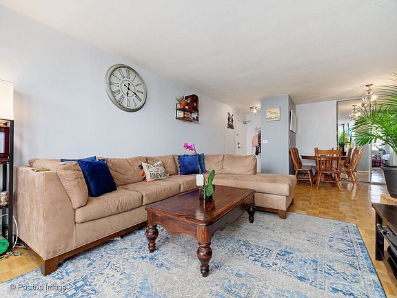 Foto del edificio - 2740 N Pine Grove Ave