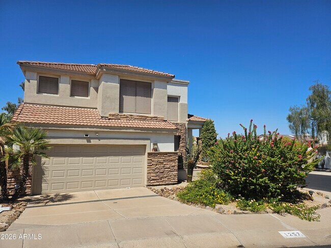 Building Photo - 1257 E Voltaire Ave