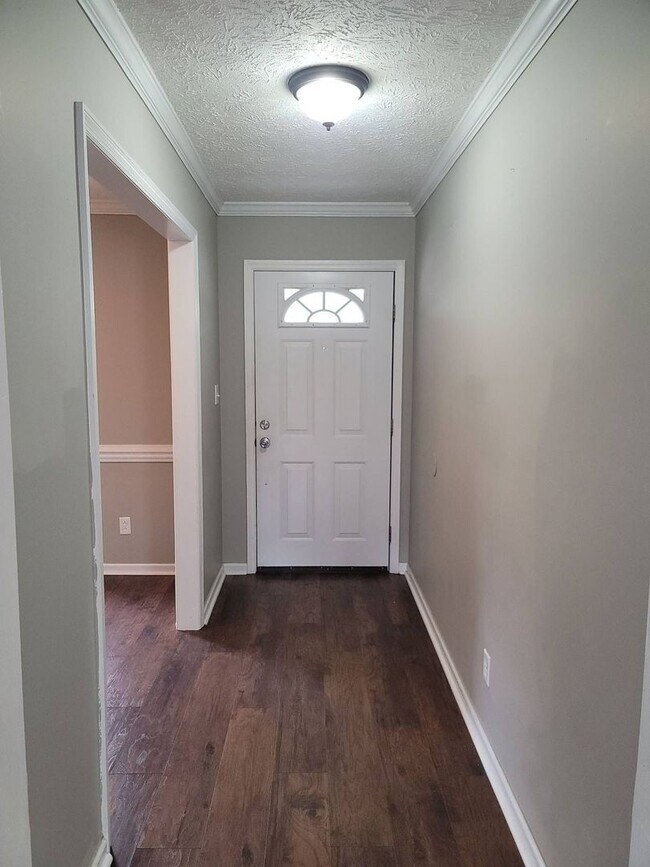 Building Photo - 3 Bedroom 2 Bath Ranch Home w/ Fenced Backyard. Minutes to Fort Bragg and Shopping!