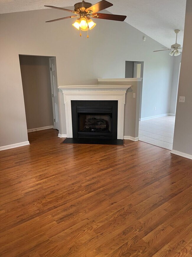 Building Photo - Charming Home with 2 car garage in Great Neighborhood