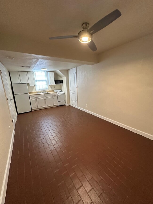 Building Photo - 227 Foresteria Dr