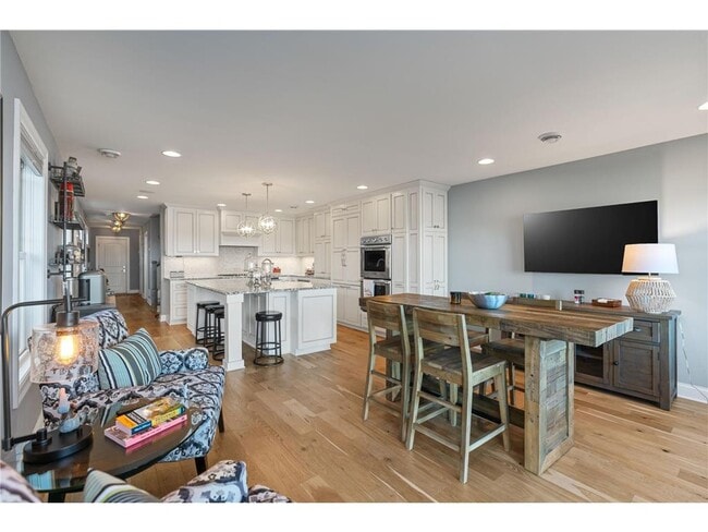 Building Photo - 4018 Sunset Dr