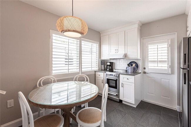 Foto del edificio - 6020 Midnight Pass Rd