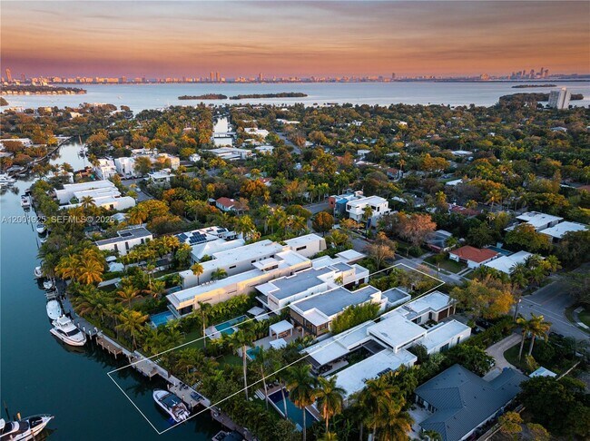 Foto del edificio - 707 NE 77th St