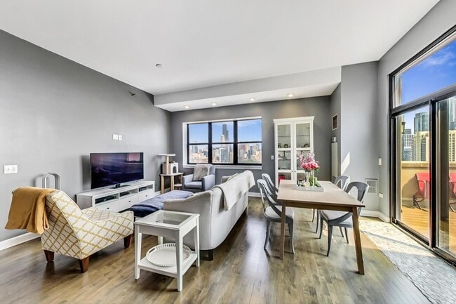 Building Photo - 2BD/2BTH PENTHOUSE  WITH PRIVATE TERRACE I...