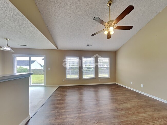 Foto del edificio - 5023 Holdsworth Dr