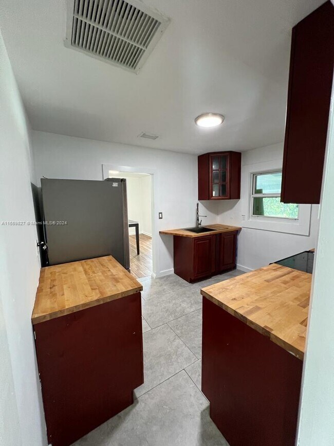 Foto del edificio - 4616 SW 33rd Ave