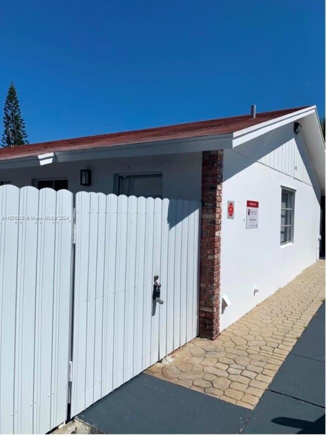 Building Photo - 405 SE 23rd Ave