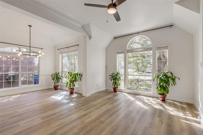 Foto del edificio - 4904 Whispering Valley Dr