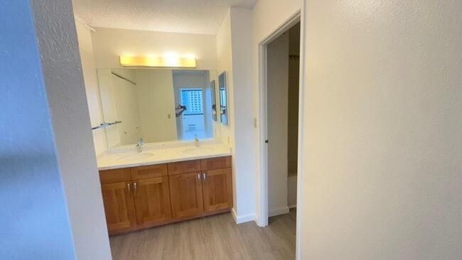 Foto del edificio - Newly Renovated!! 2 Bed, 1 bath, 1 parking...
