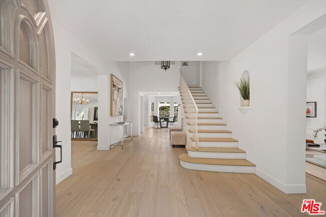 Foto del edificio - 712 N Rodeo Dr