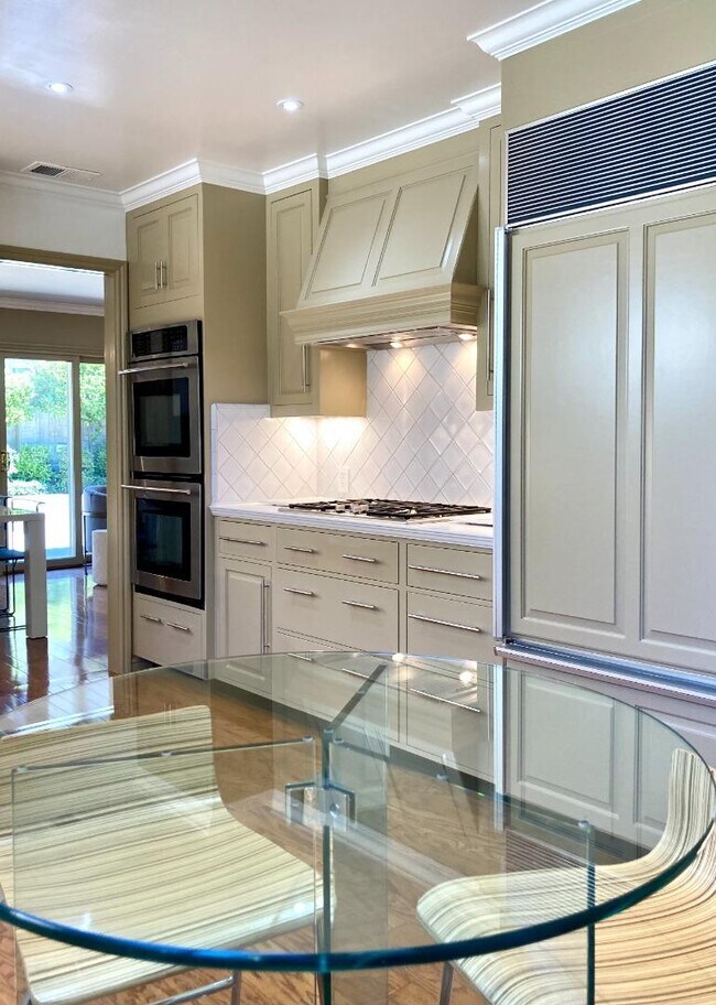 Building Photo - 2457 Sharon Oaks Dr