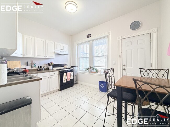 Foto del edificio - 79 Glenville Ave