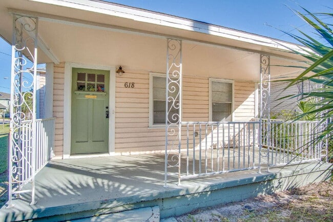 Building Photo - Charming 2-Bedroom Cottage Near Downtown P...
