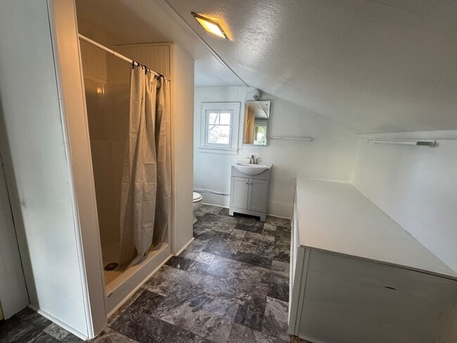 Foto del edificio - 2BR/1BA Upper Unit – Washer/Dryer Hookups, No Pets