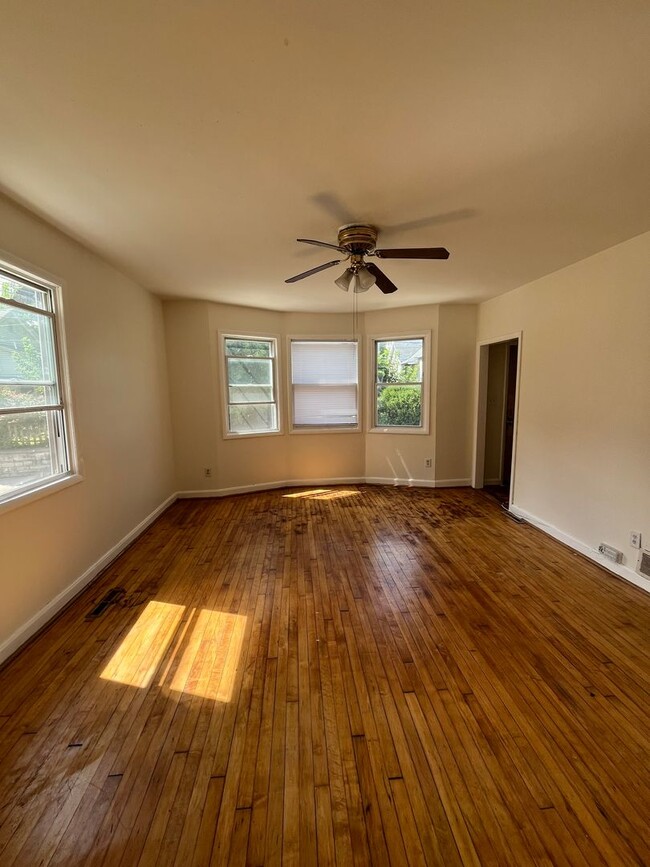 Building Photo - 2 bed 1 bath located right off Brady St