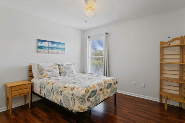 Bedroom full size bed - 109 N Aberdeenshire Dr